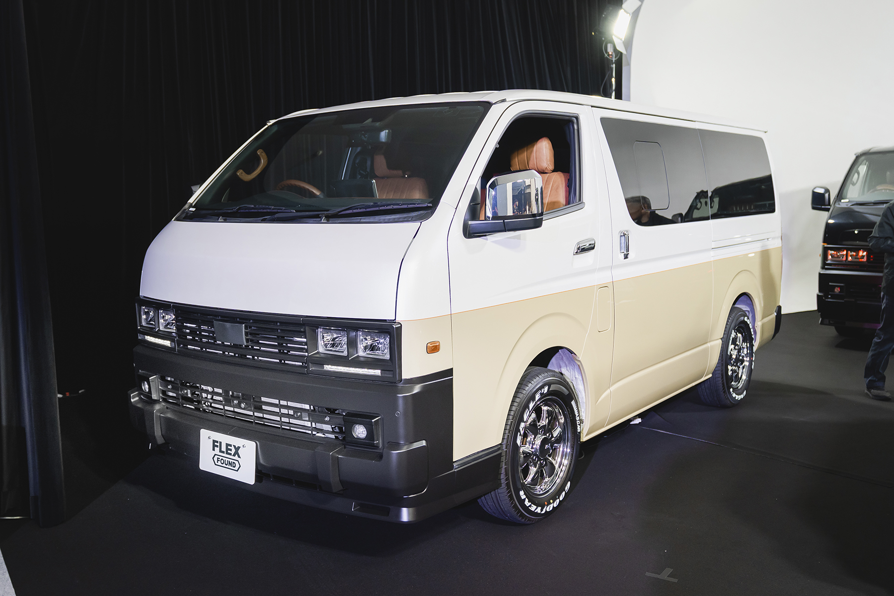 フレックス発「黒顔のハイエース&ジムニー」。家族の車でも「ギア感」は妥協しない