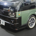 【画像】フレックス発「黒顔のハイエース＆ジムニー」。家族の車でも「ギア感」は妥協しない 〜 画像1