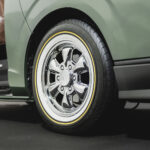 【画像】フレックス発「黒顔のハイエース＆ジムニー」。家族の車でも「ギア感」は妥協しない 〜 画像1