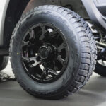 【画像】フレックス発「黒顔のハイエース＆ジムニー」。家族の車でも「ギア感」は妥協しない 〜 画像1