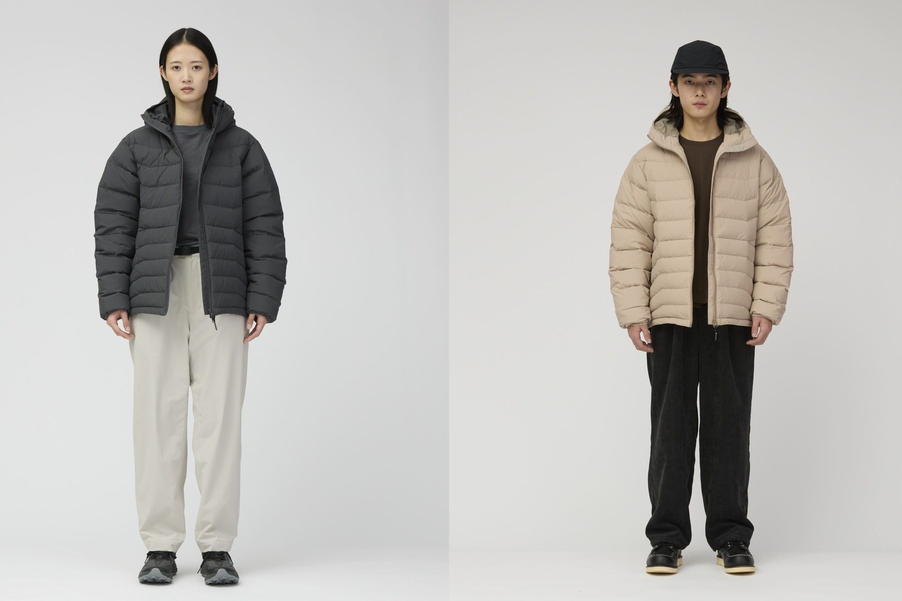 スノーピーク「Middler Down Parka」左チャコール、右ライトブラン