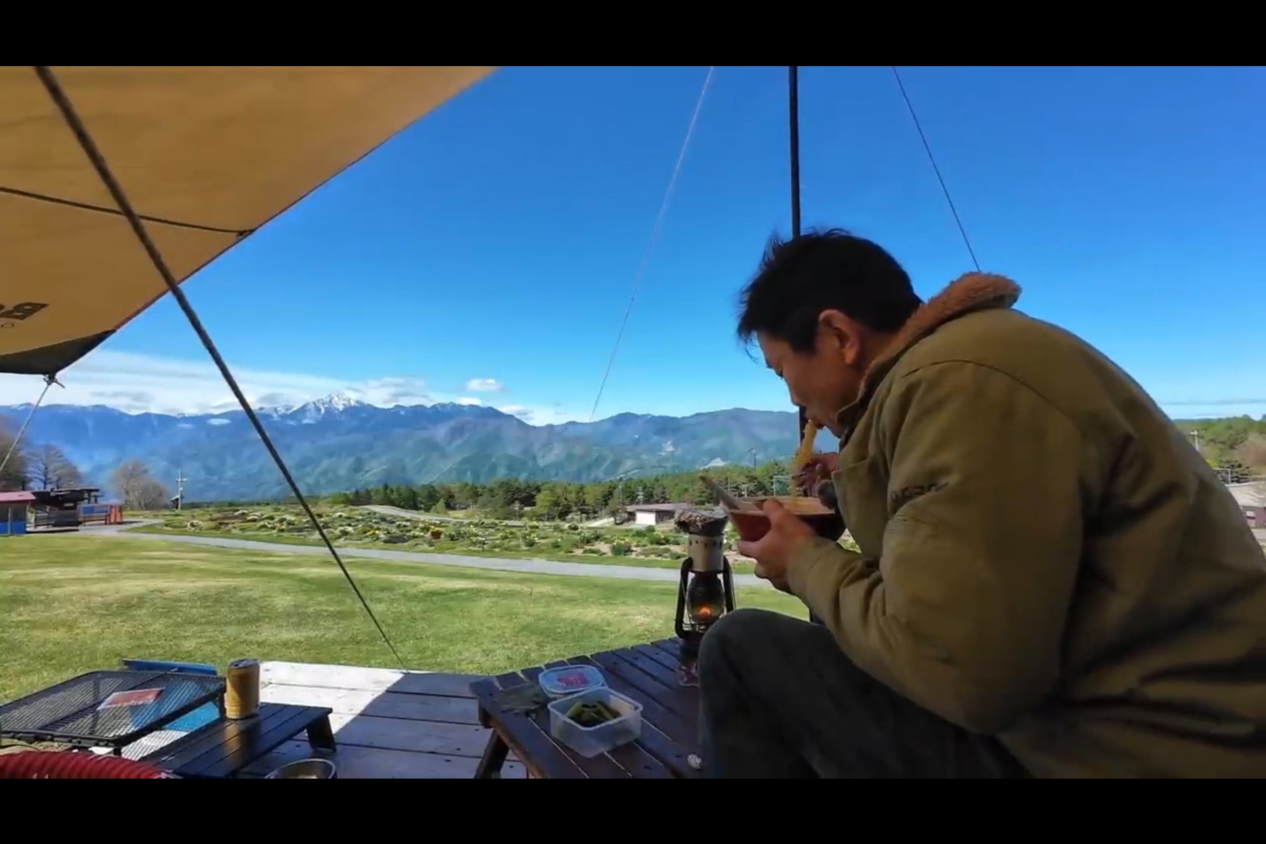長野のご当地スーパー「ツルヤ」の「蔵づめ味噌らーめん」を堪能するあずきDXさん