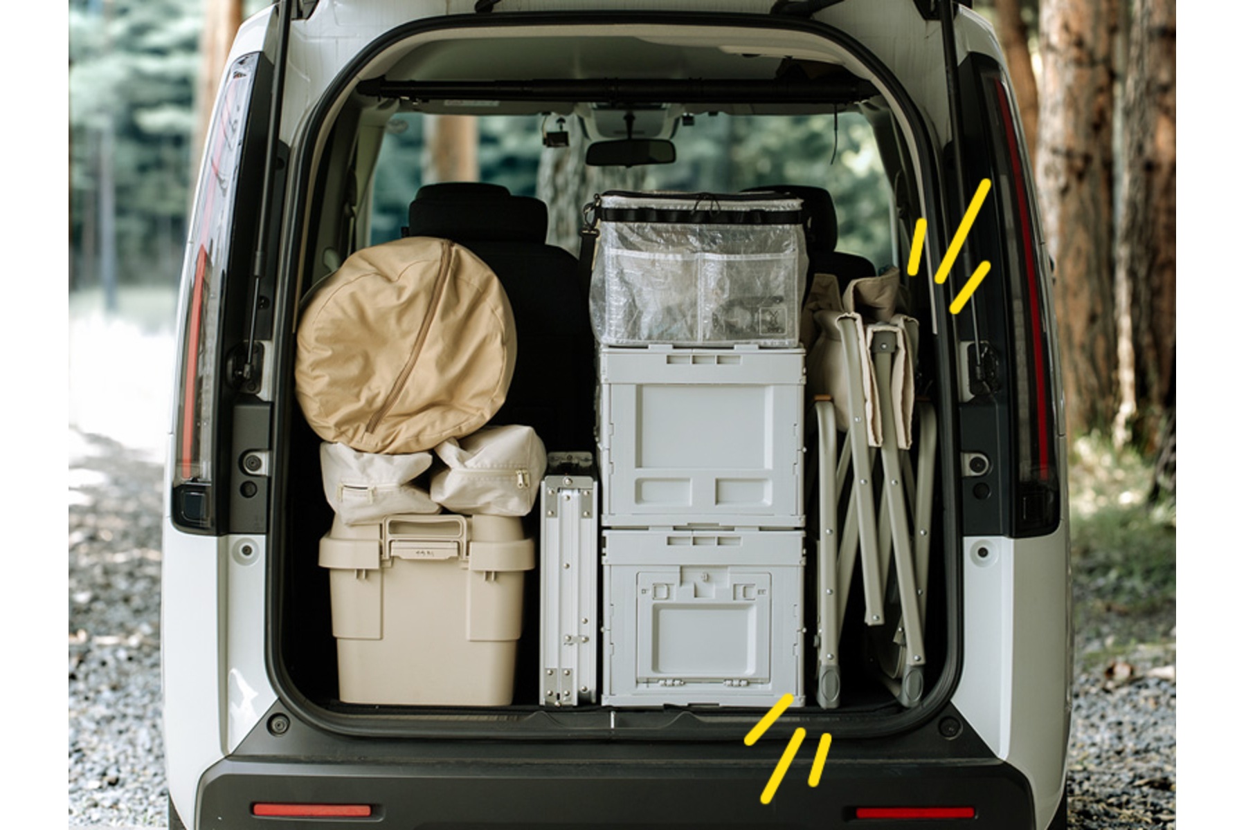 DODのハバナイスソファをミニバンの荷室に立てかけた状態