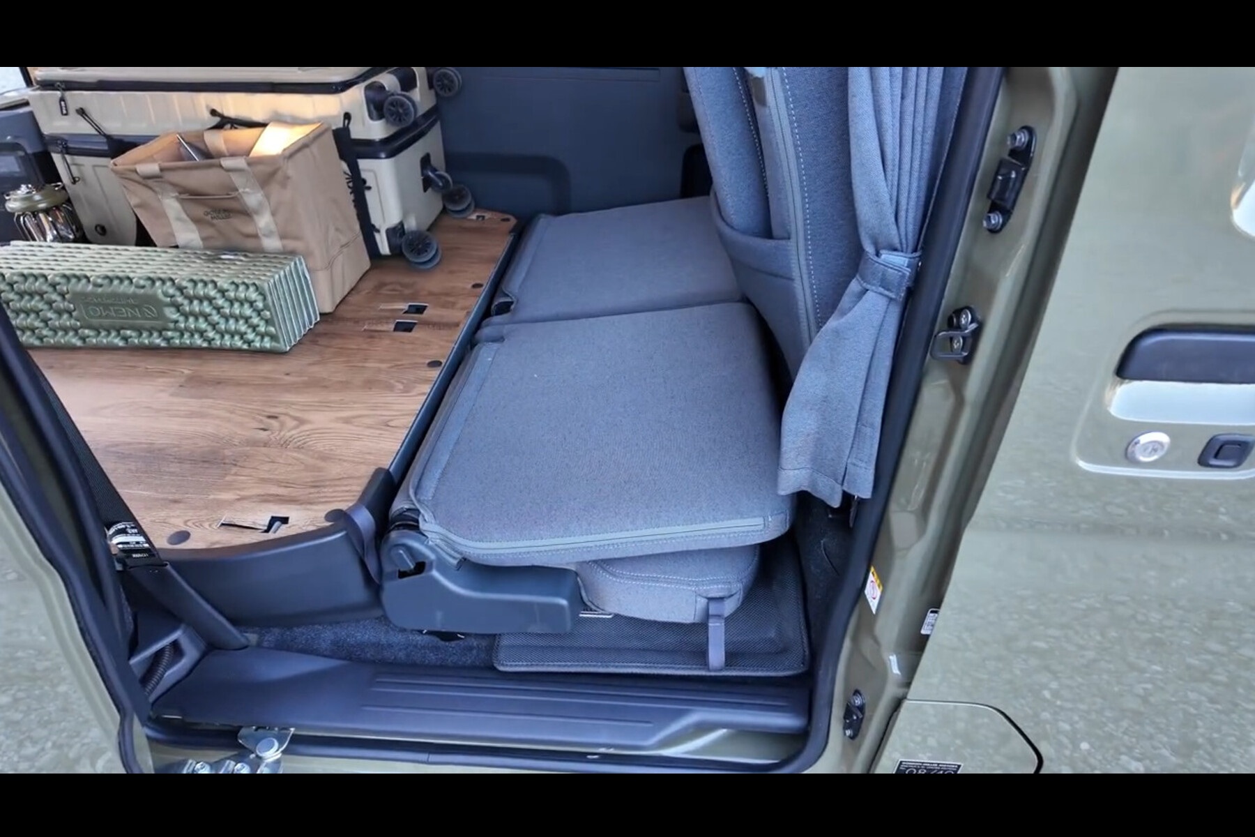 ハイゼットカーゴの車中泊仕様。セカンドシートを折りたたんだ状態