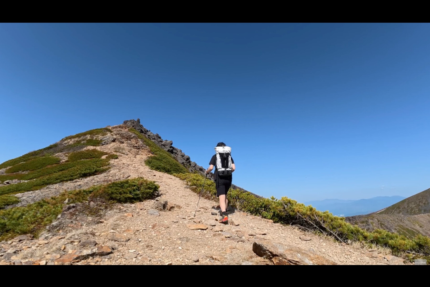 時折つむじ風が吹く硫黄岳の山頂付近
