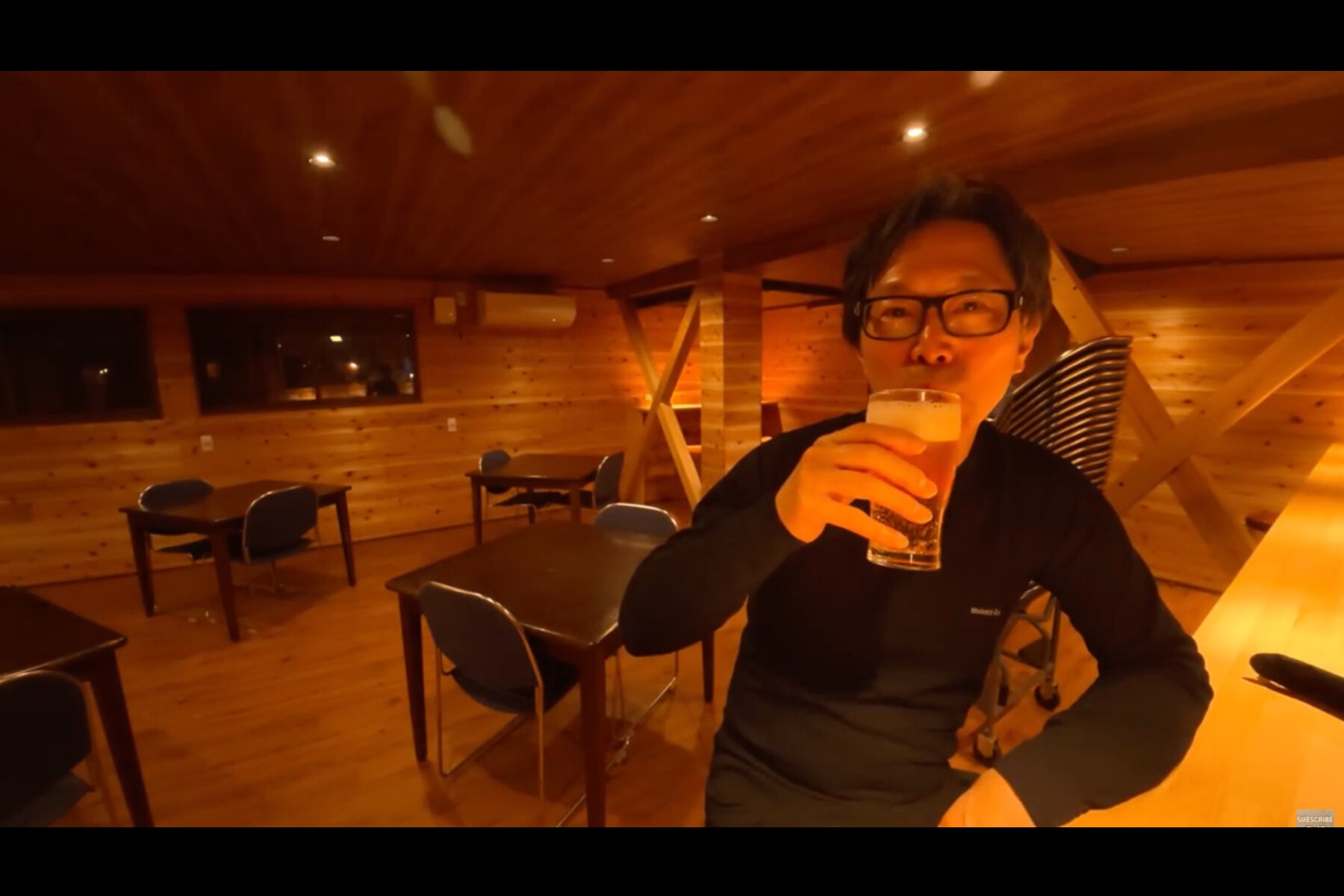 スタイリッシュな硫黄岳山荘のラウンジで生ビールを味わう「minimum 365 Outdoor Gear Lab」のMTさん