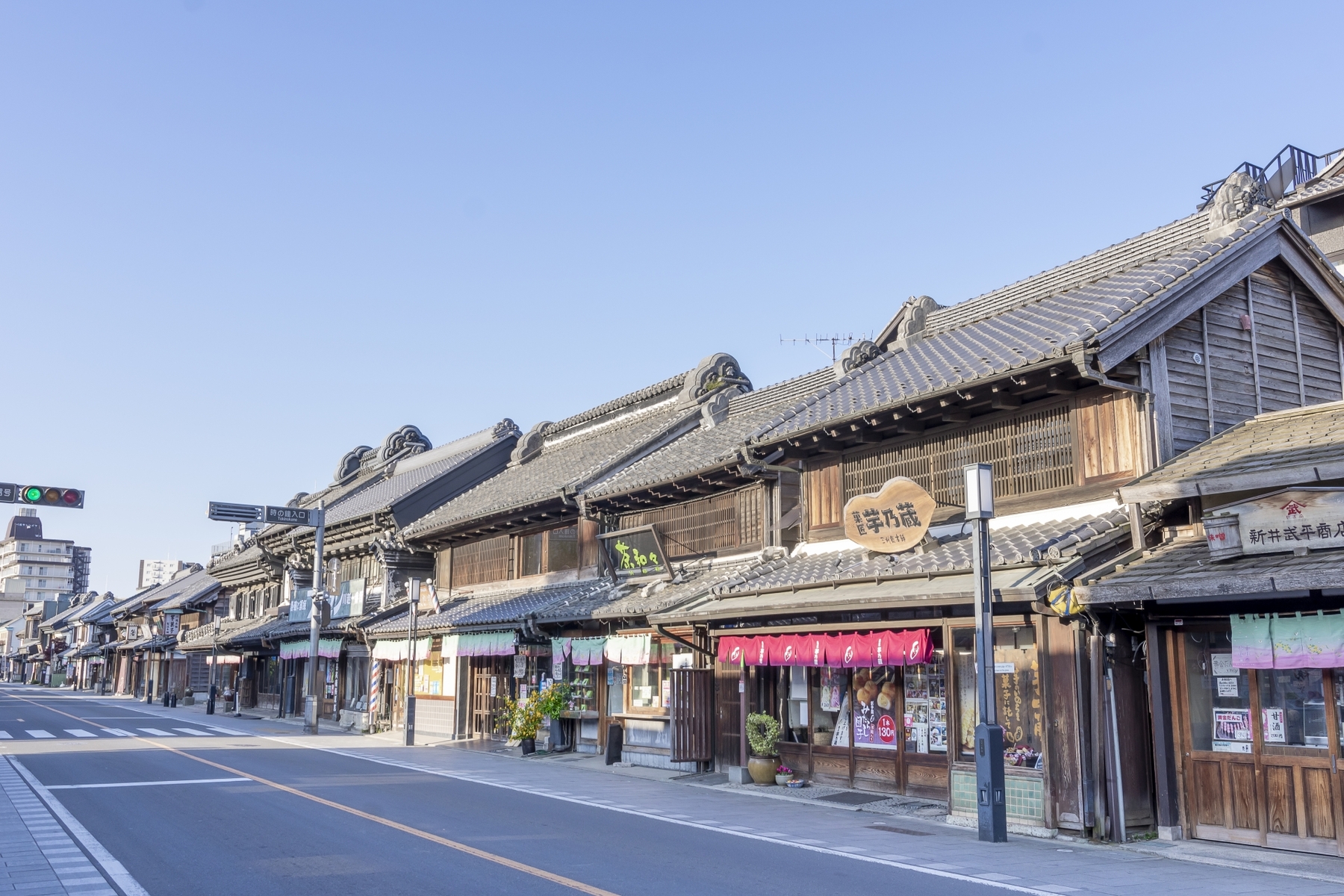 蔵造りの建物が多く軒を連ねる川越市の「一番街」