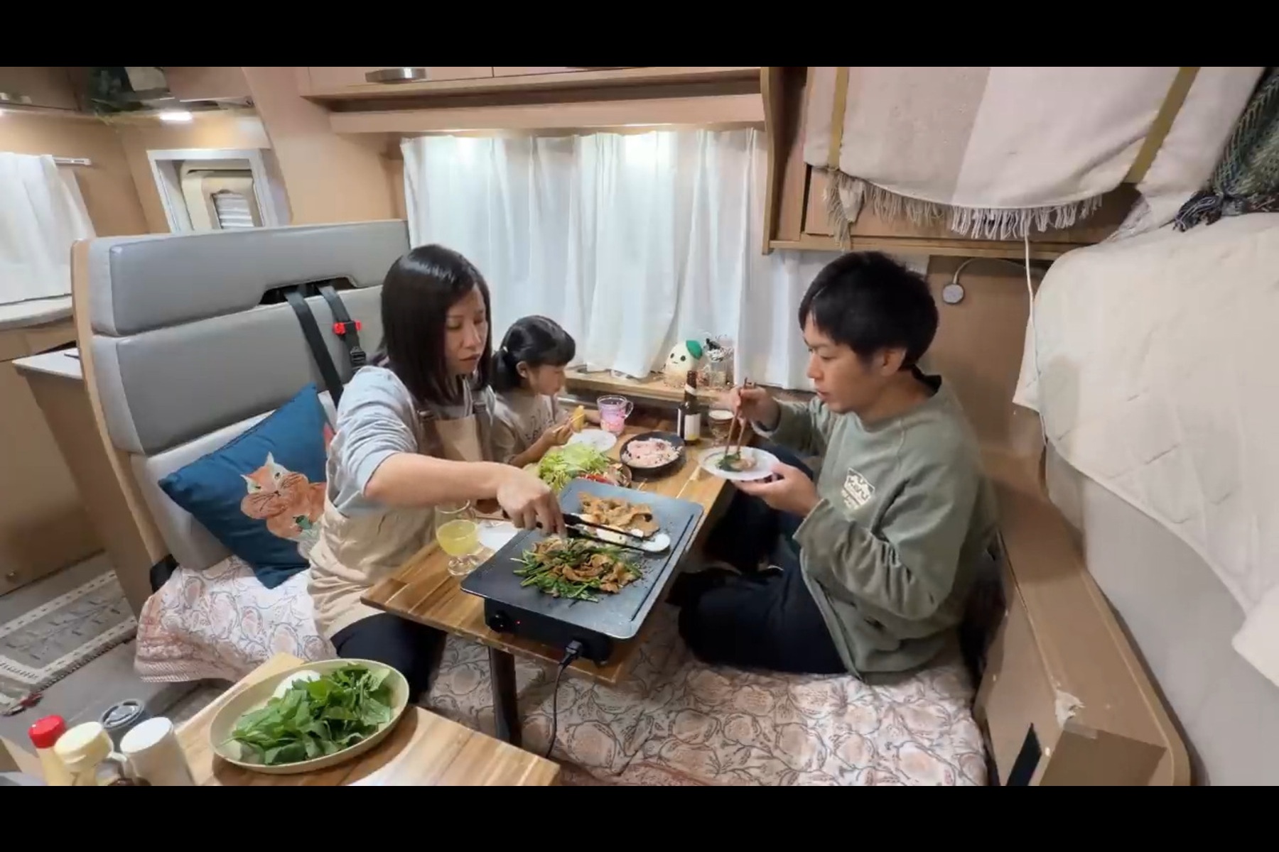 愛車のキャンピングカーで家族団らん夕食を共にするYouTubeチャンネル「Leaves Diary」ご一家