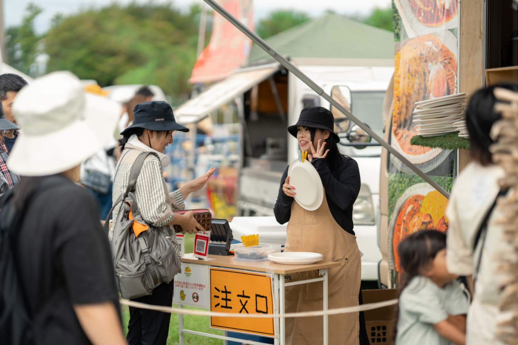 野外イベントでフード販売をするイメージ