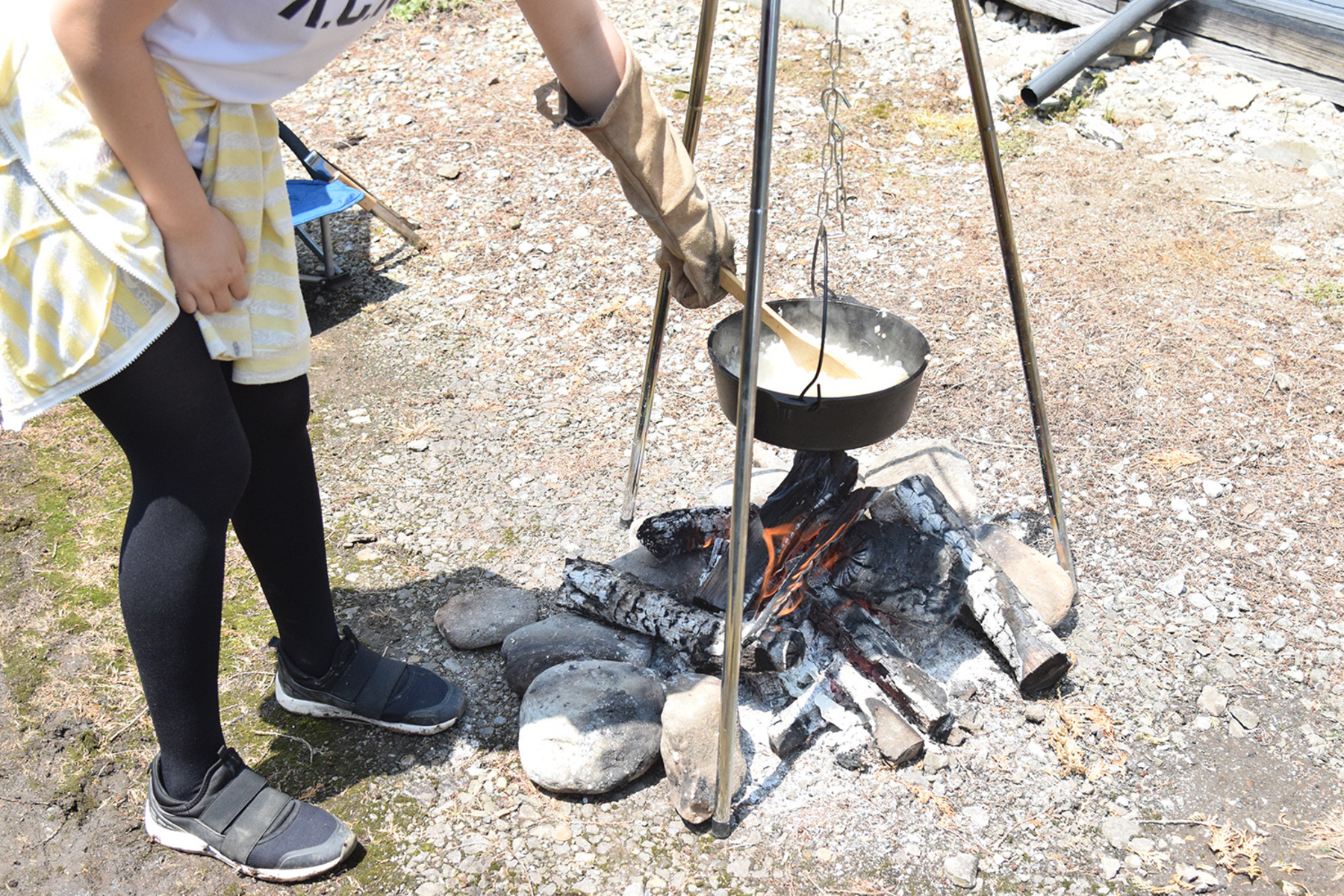 火にかけてほったらし、時々混ぜるだけで簡単においしい食事ができるキャンプ飯