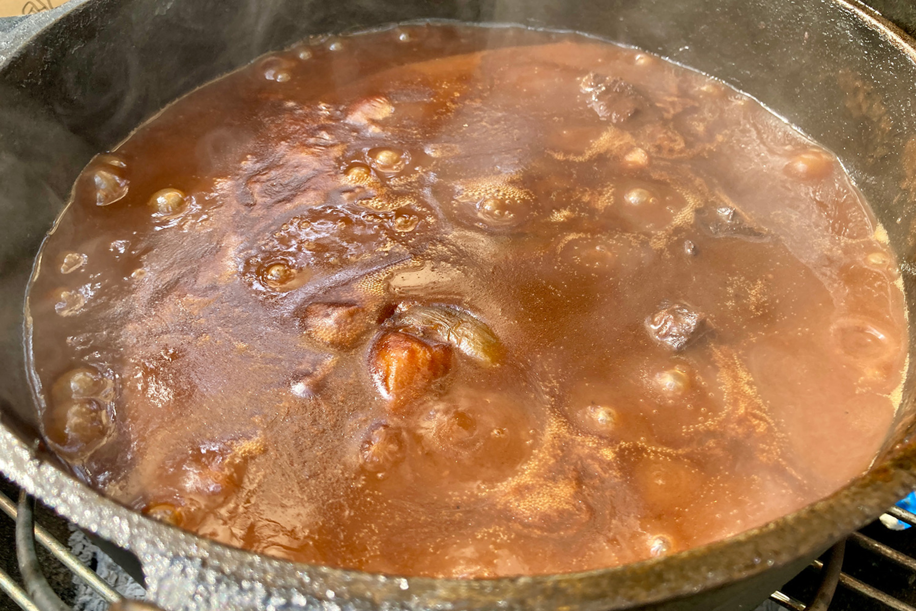 ダッチオーブンで作ったビーフシチュー