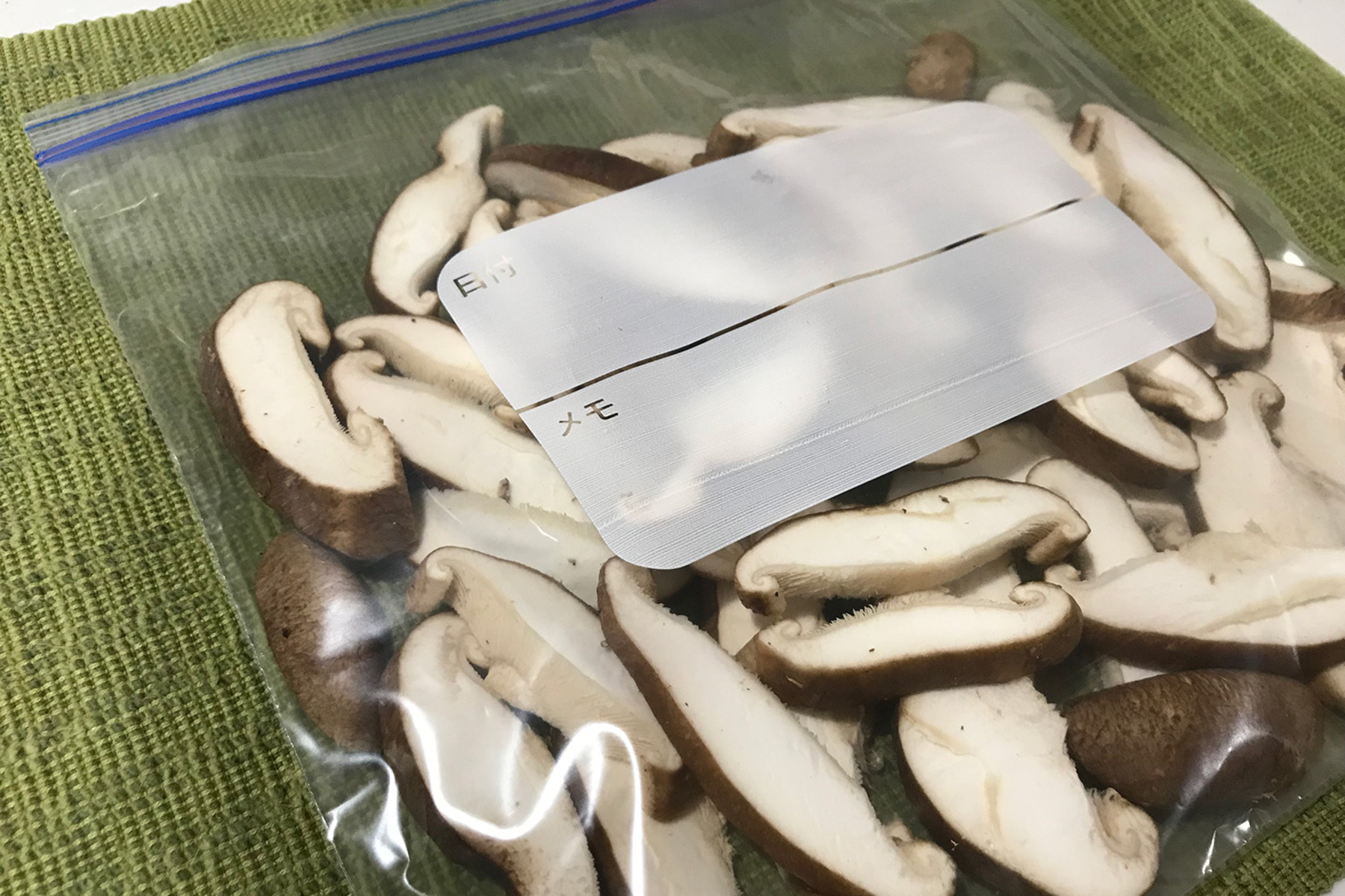 下ごしらえした野菜や肉を保存袋に収納してキャンプ調理の負担を軽減