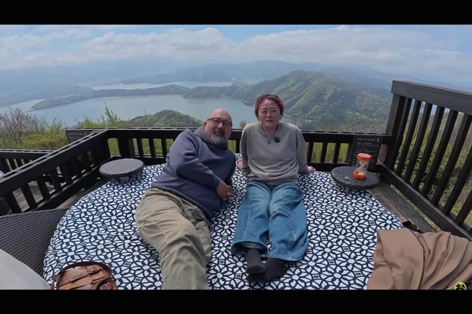 キャンピングカーで旅するYouTubeチャンネル「おっちゃんねる」ご夫婦が、福井県の五湖テラスでくつろぐ様子