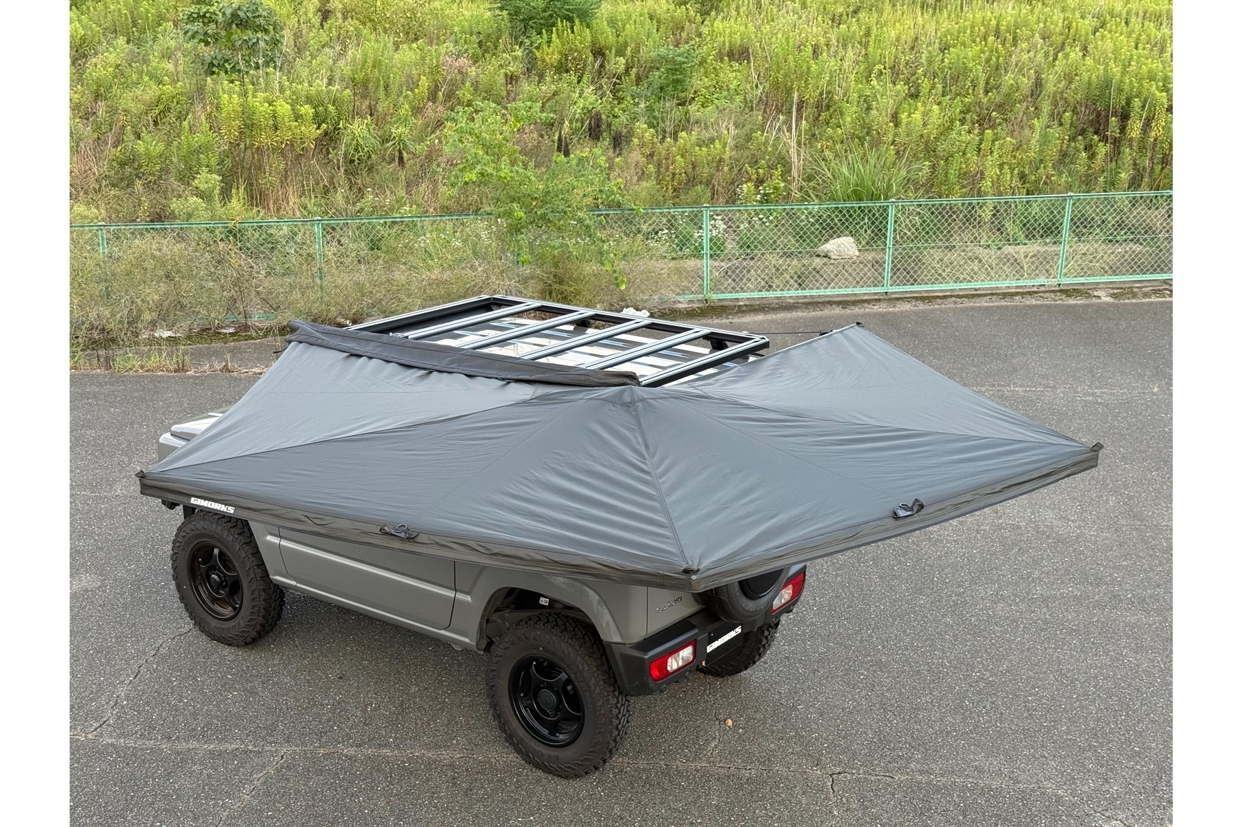 上から見たGIWORKSのLite 270度サイドオーニングを展張させた状態