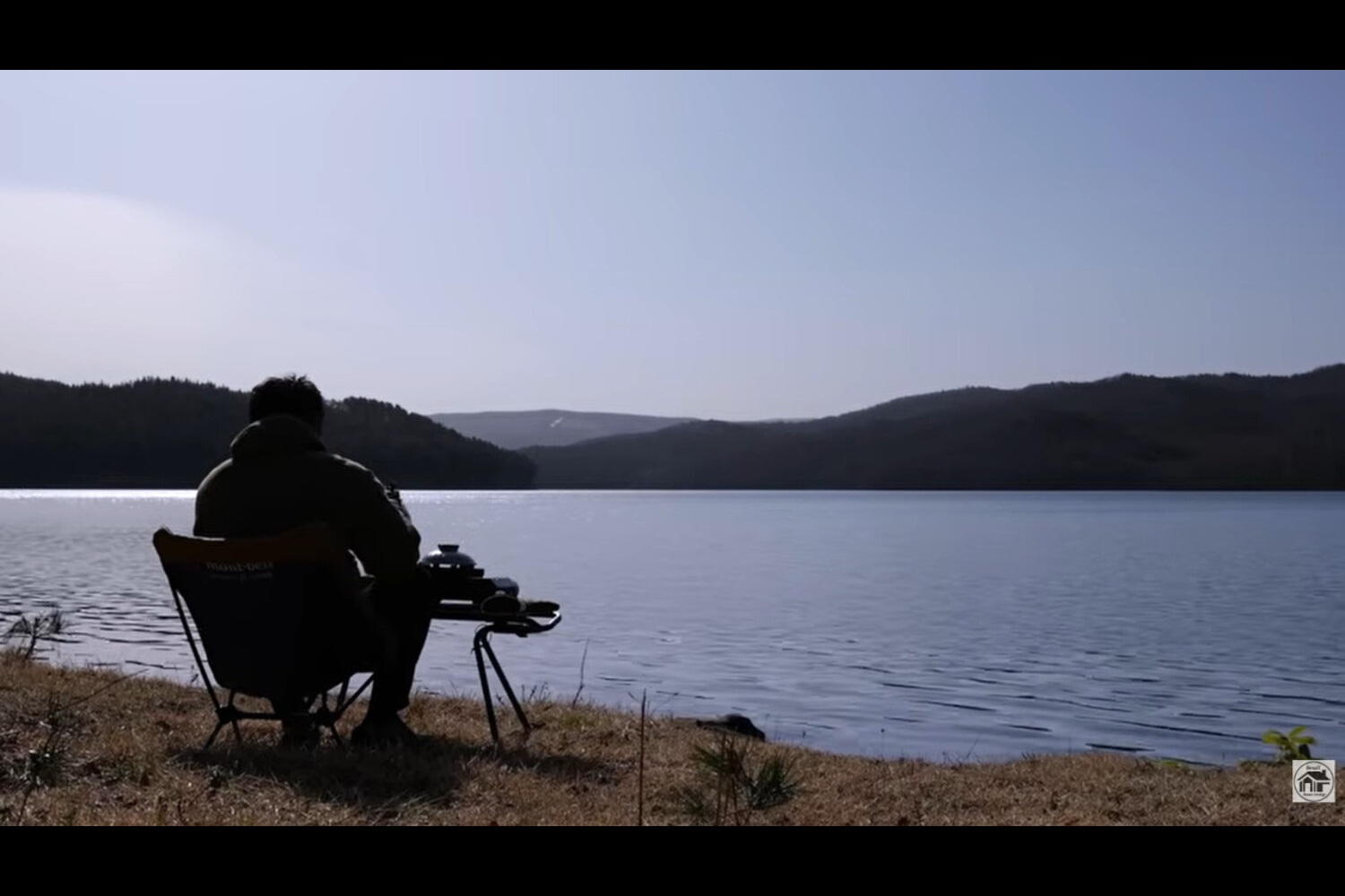 穏やかな朝の湖畔で朝食をとる「Small base camp」のゆうやさん