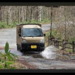 【画像】雨の湖畔「改造軽トラ」でソロ車中泊　一夜明けた美しい朝の景色に国内外から称賛の声 〜 画像1