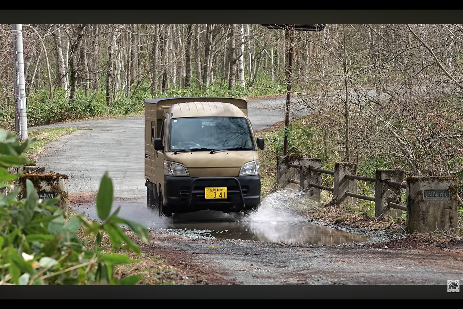 悪コンディションの道路を行くYouTubeチャンネル「Small base camp」さんの愛車