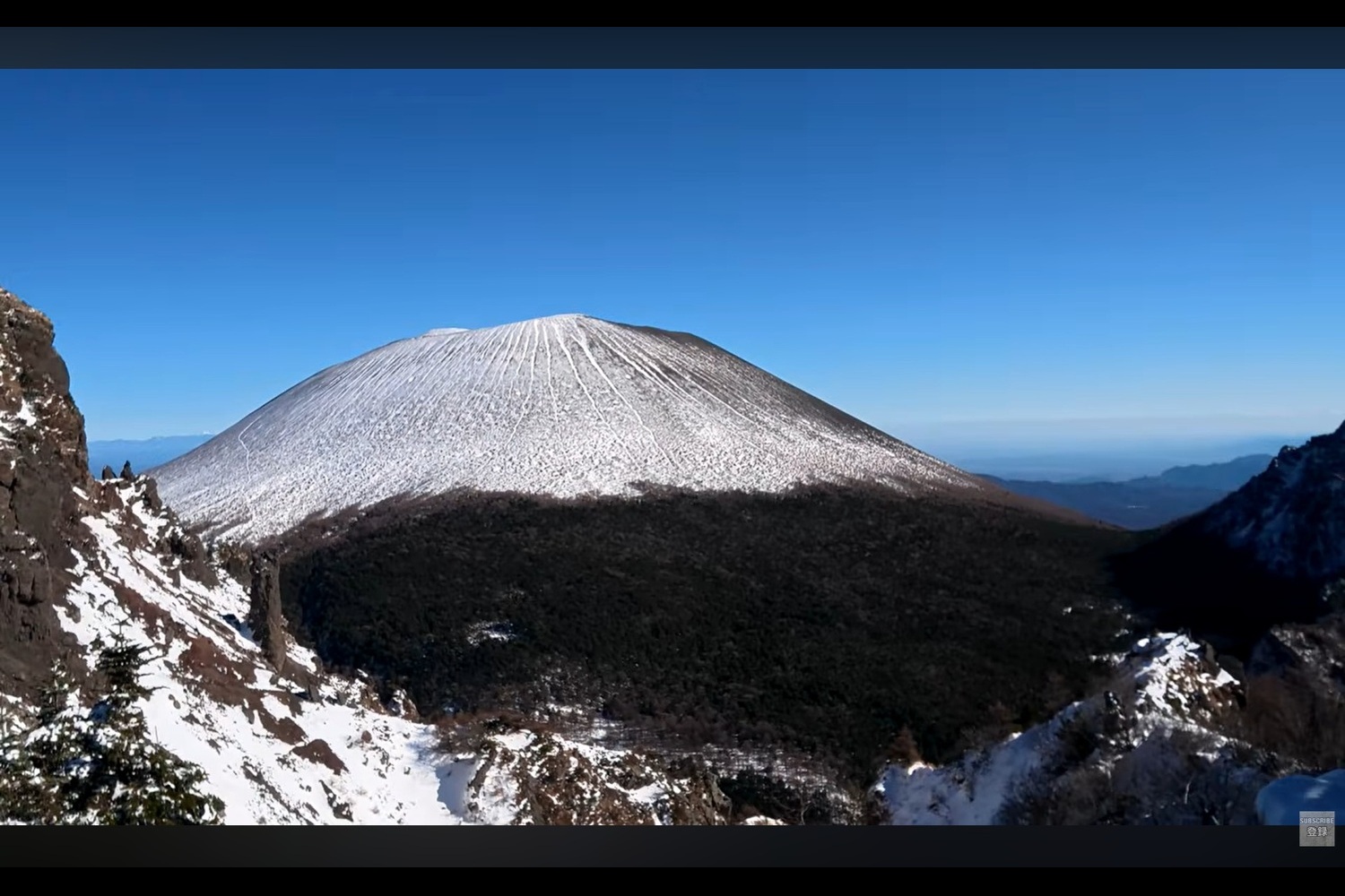 2025年12月上旬、槍ヶ鞘から見た浅間山は粉砂糖をまぶしたような通称「ガトーショコラ」の状態