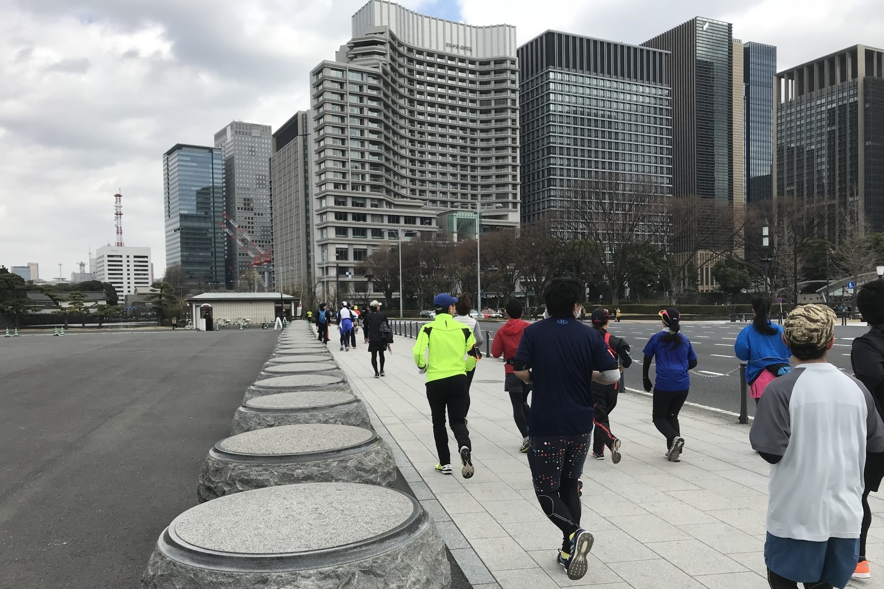 皇居周辺を走るランナー