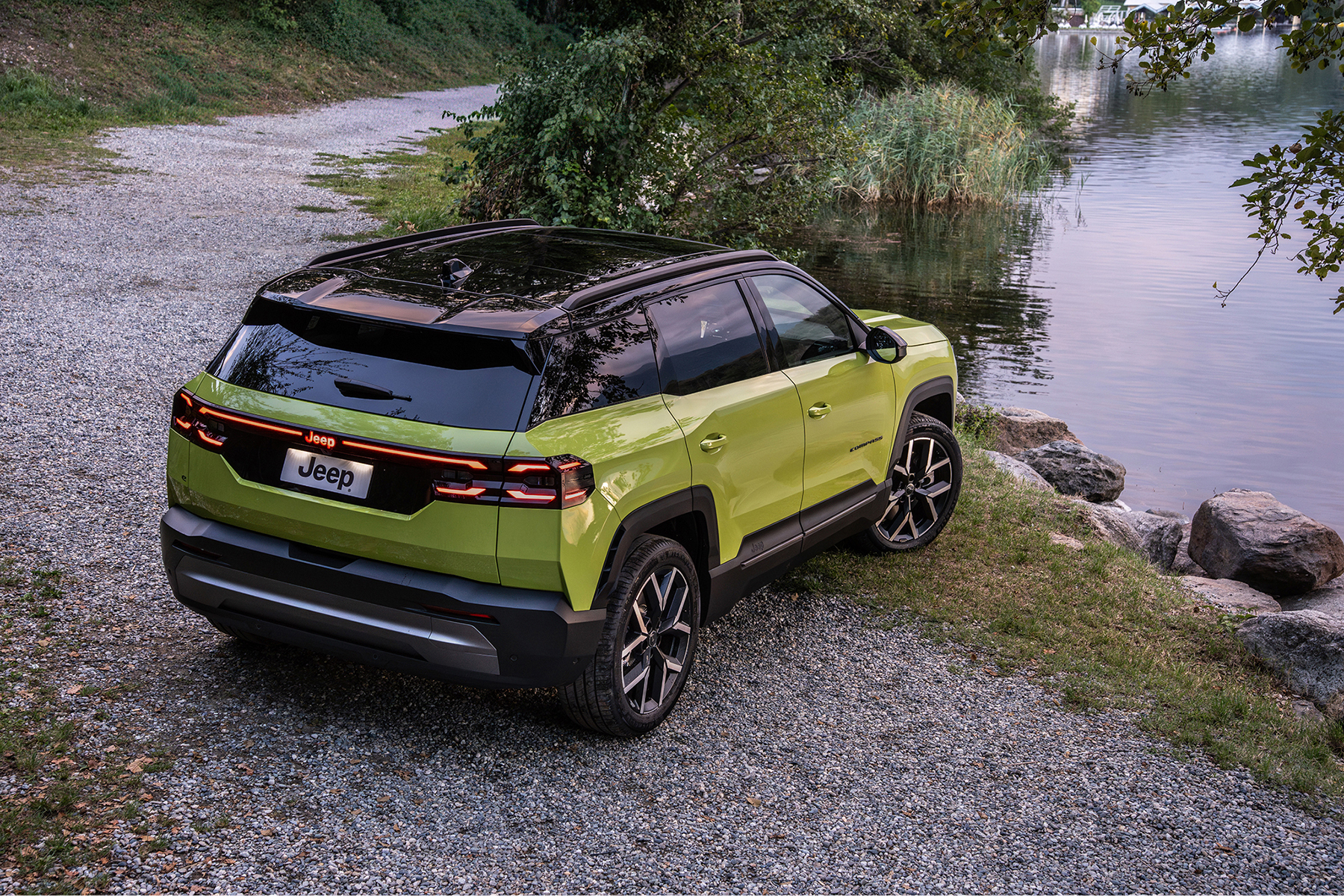 年ぶりにフルモデルチェンジしたJEEPのミドルサイズSUV「Compass(コンパス)」のリアビュー