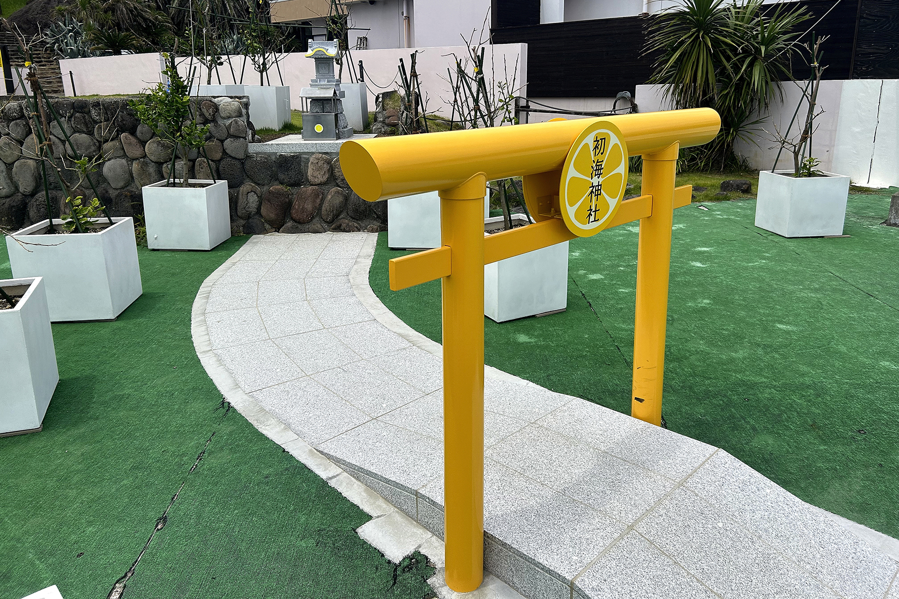 初島にある初海神社（通称レモン神社）